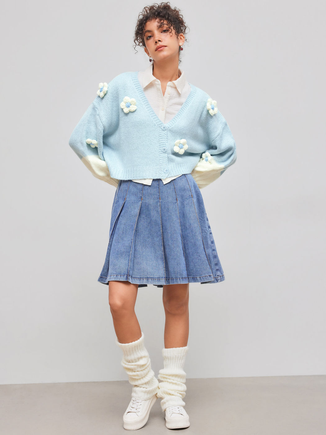 Cardigan in tessuto a maglia con scollo a V a due toni e fiori 3D