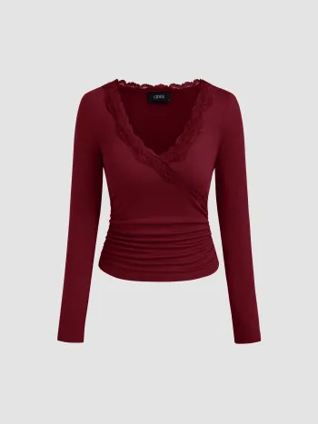 Top a maniche lunghe con scollo a V e rifiniture in pizzo increspato