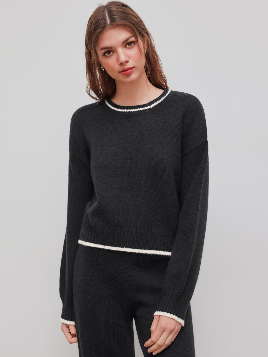 Round Neckline Contrasting Binding Knitted Top 