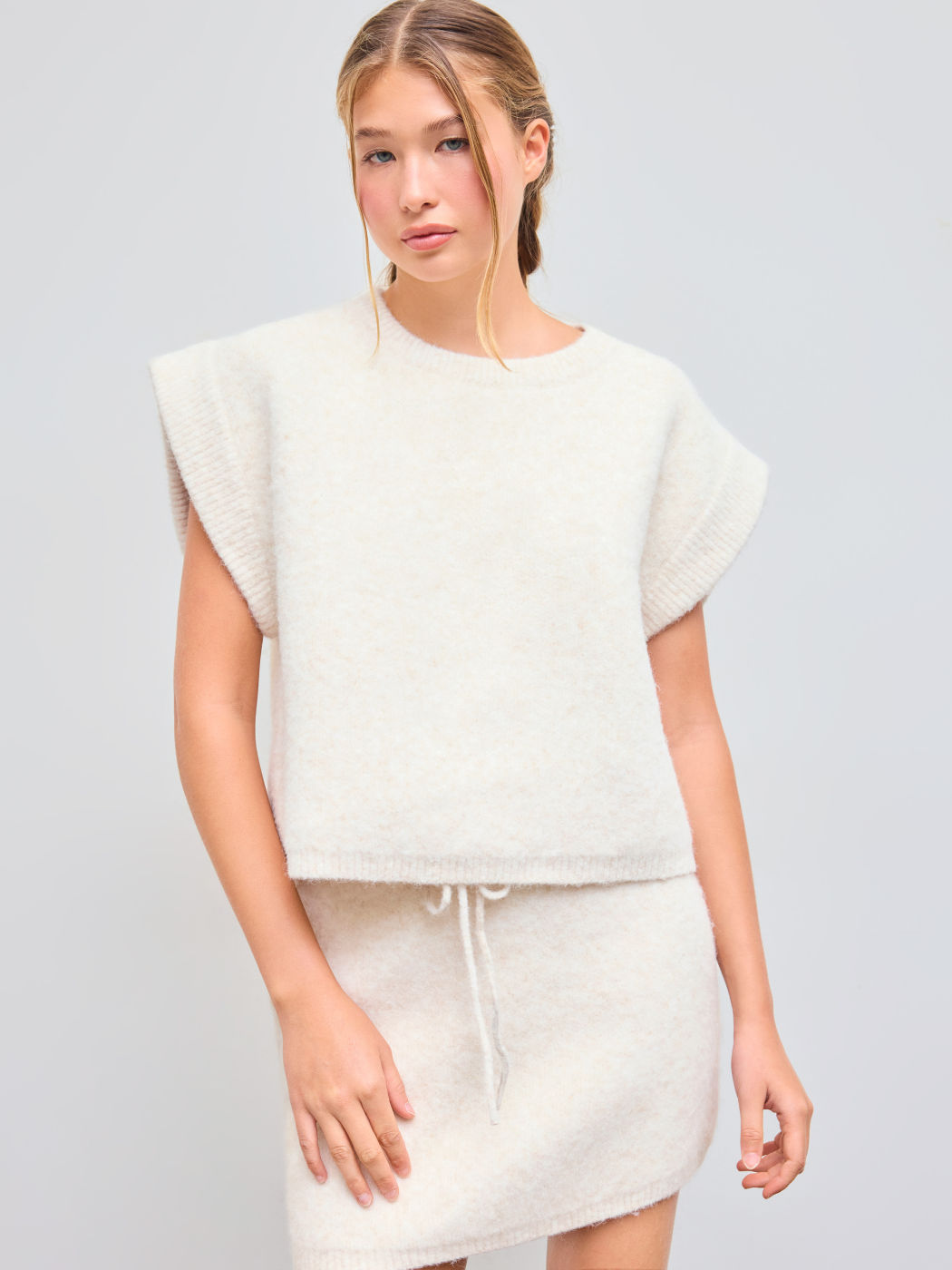 Top in maglia tinta unita con scollo rotondo in misto lana