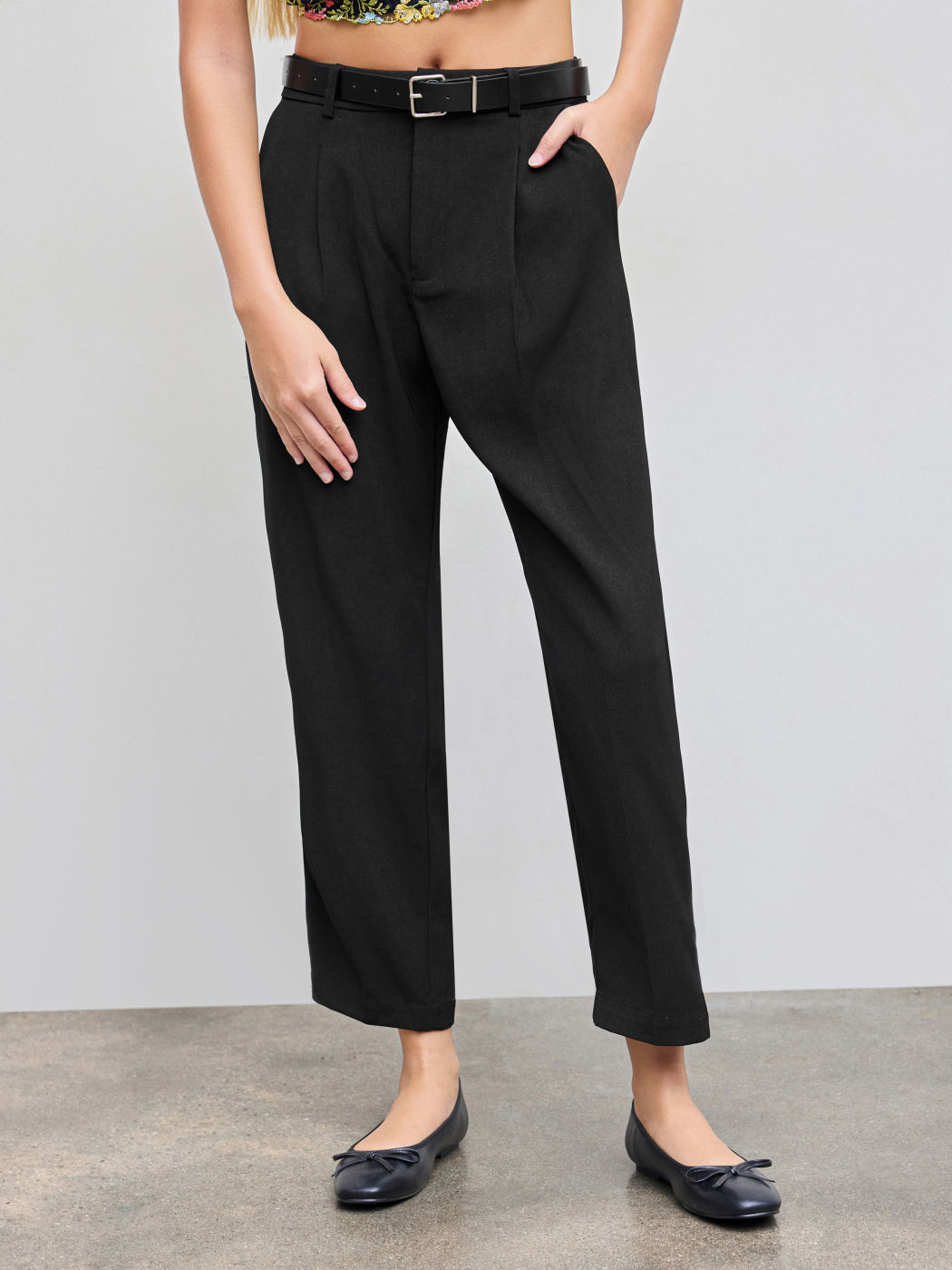 Hoch taillierte einfarbige Cropped Tapered Hosen mit Gürtel