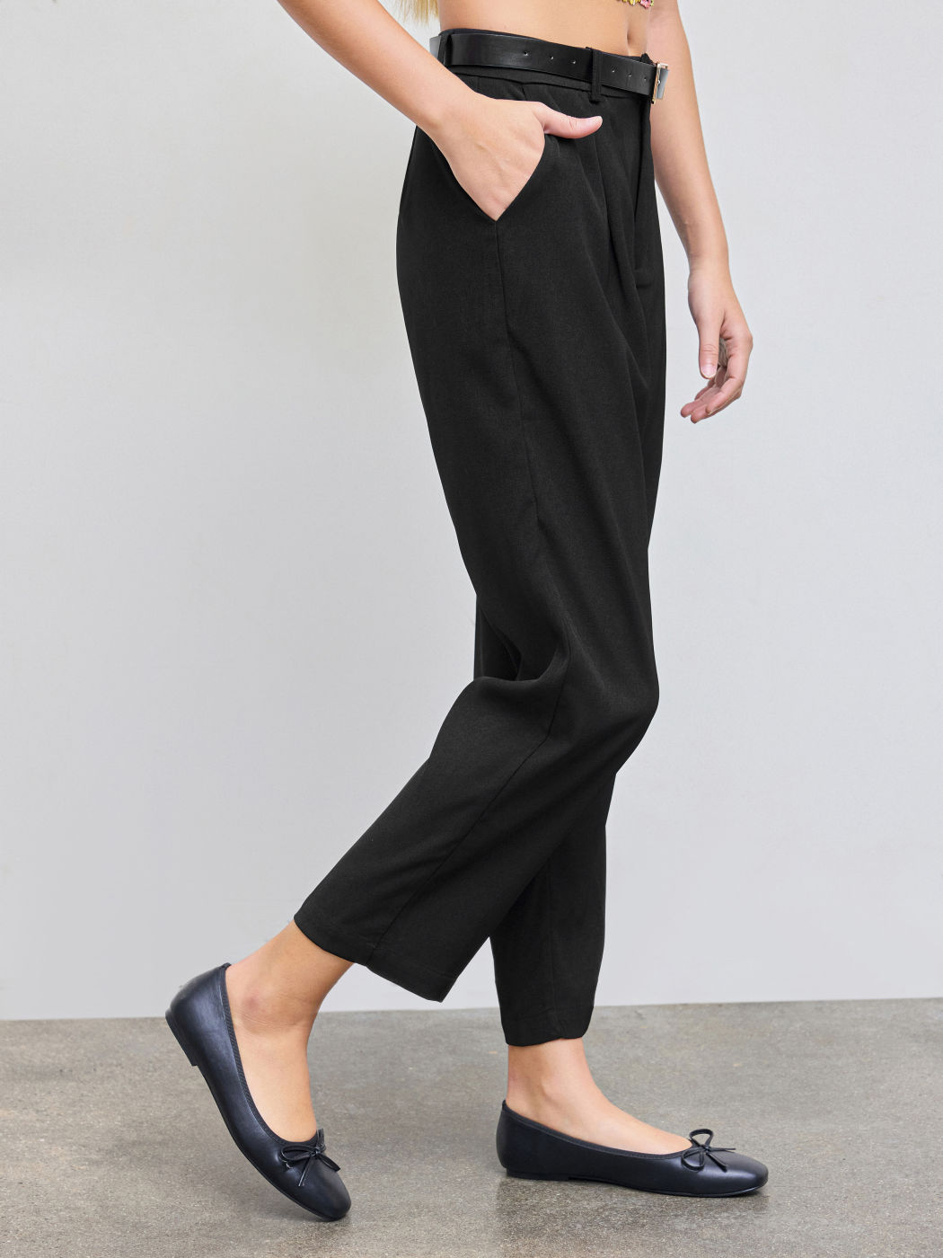 Hoch taillierte einfarbige Cropped Tapered Hosen mit Gürtel
