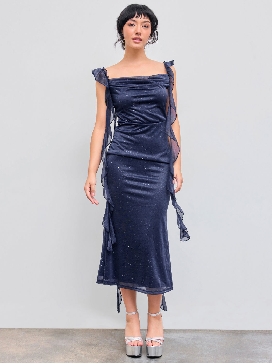 Maxikleid mit Rundhalsausschnitt, einfarbigem Glitzerstoff und Spitzenrand