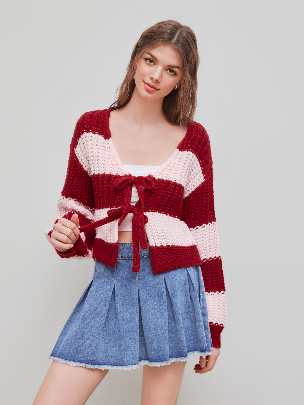 Strickjacke mit V-Ausschnitt, Streifenmuster und Krawattenverschluss vorne