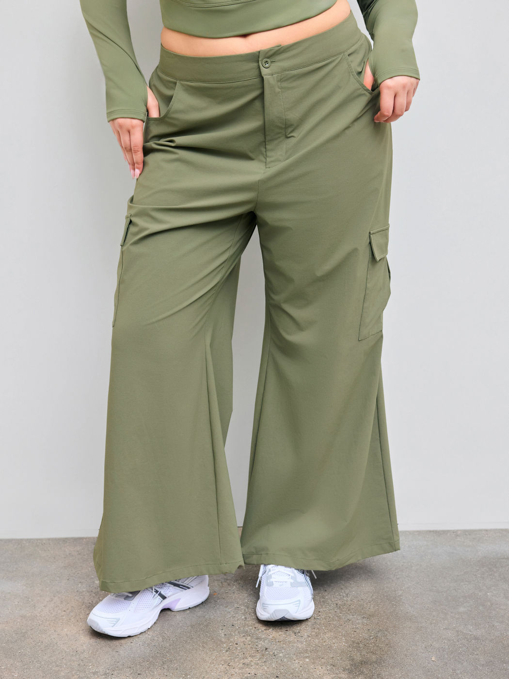 Mid Rise Pocket Flared Cargo Pants Curve & Plus