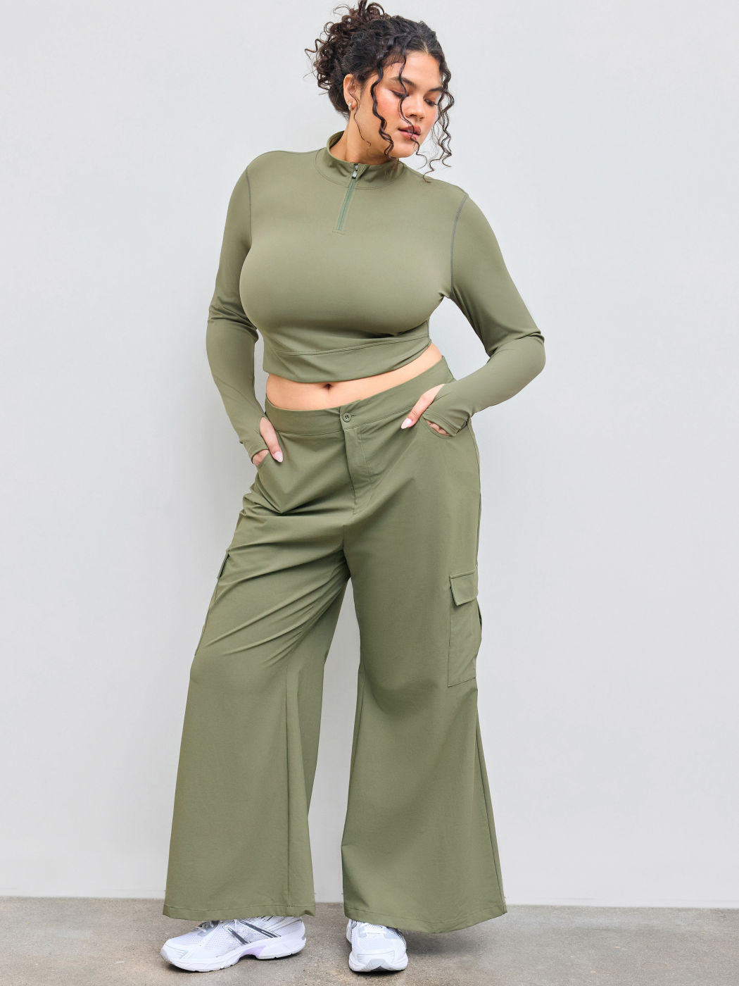 Mid Rise Pocket Flared Cargo Pants Curve & Plus
