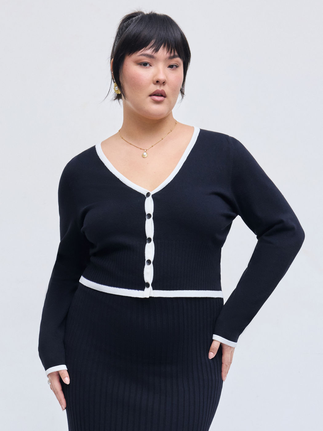 Knit V-neck Contrasting Binding Button Cardigan Curve & Plus