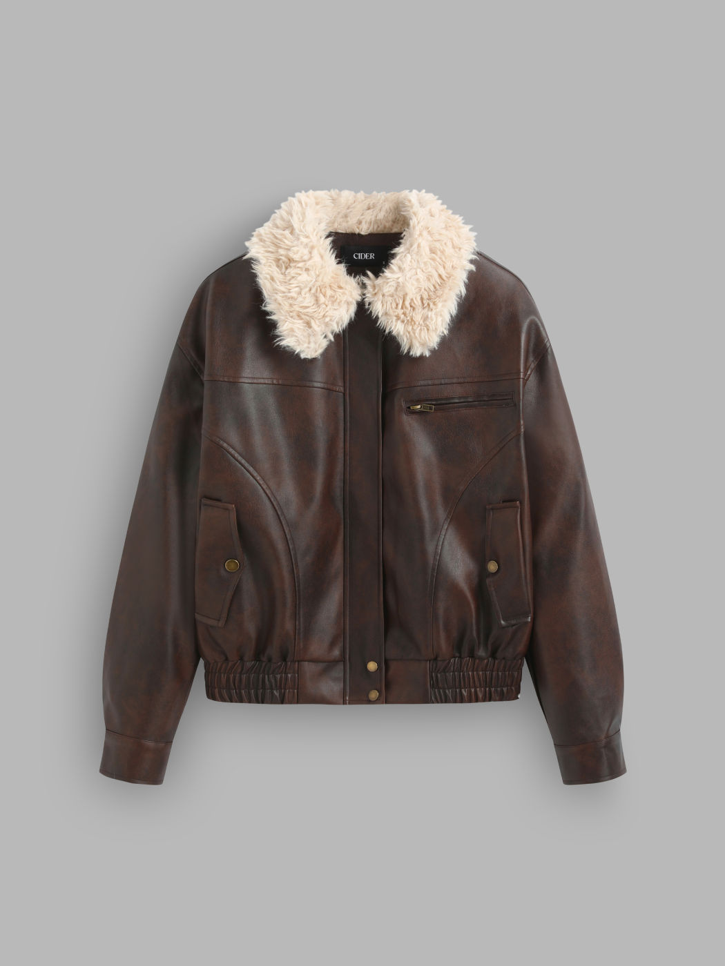 Oversized Jacke aus Kunstleder mit Fellkragen