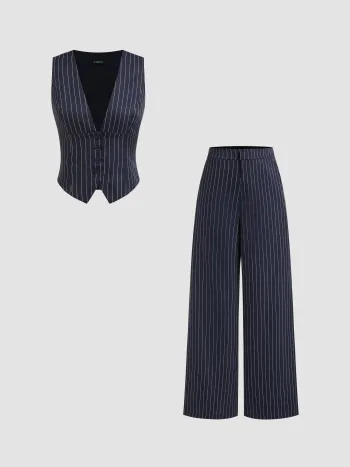Canotta con scollo a V e bottoni a righe e set di pantaloni a gamba dritta con tasca a metà altezza