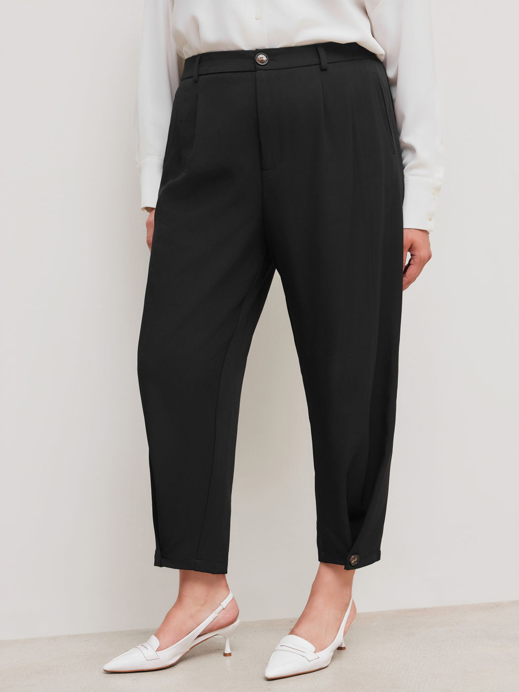 Mid Rise Solid Pleated Pocket Tapered Trousers Curve & Plus