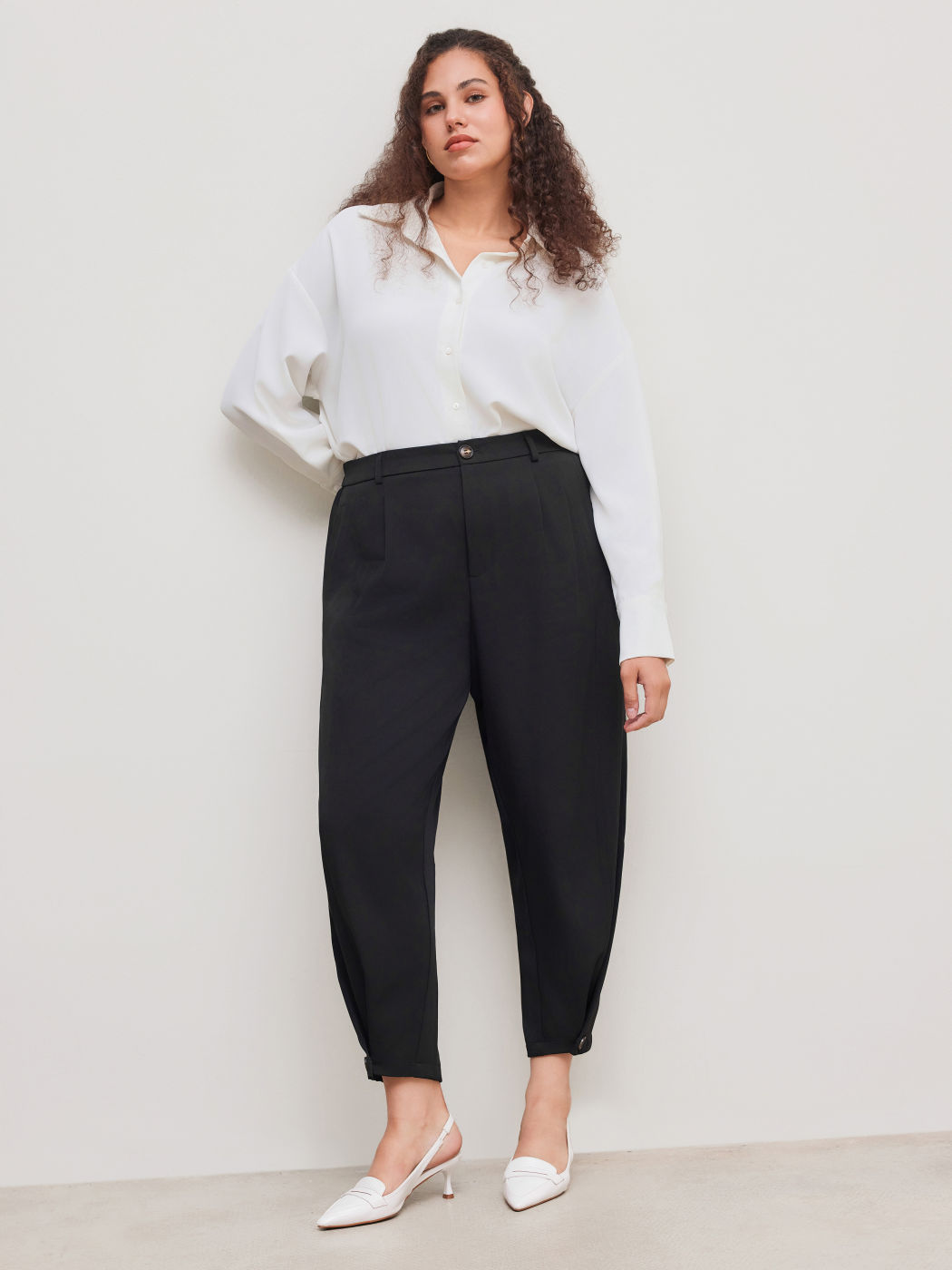 Mid Rise Solid Pleated Pocket Tapered Trousers Curve & Plus