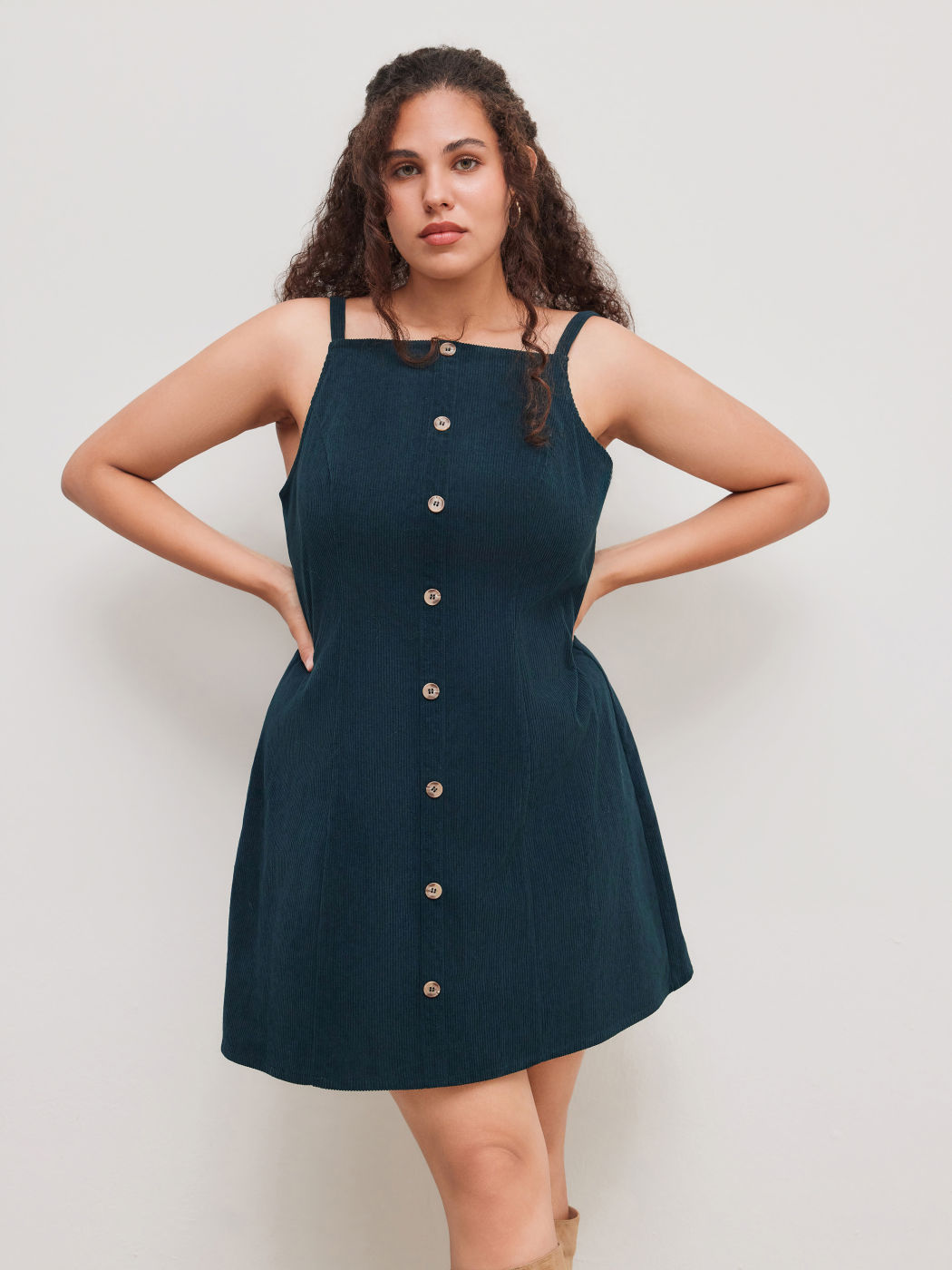 Cord Mini-Kleid mit Knöpfen Kurve & Plus