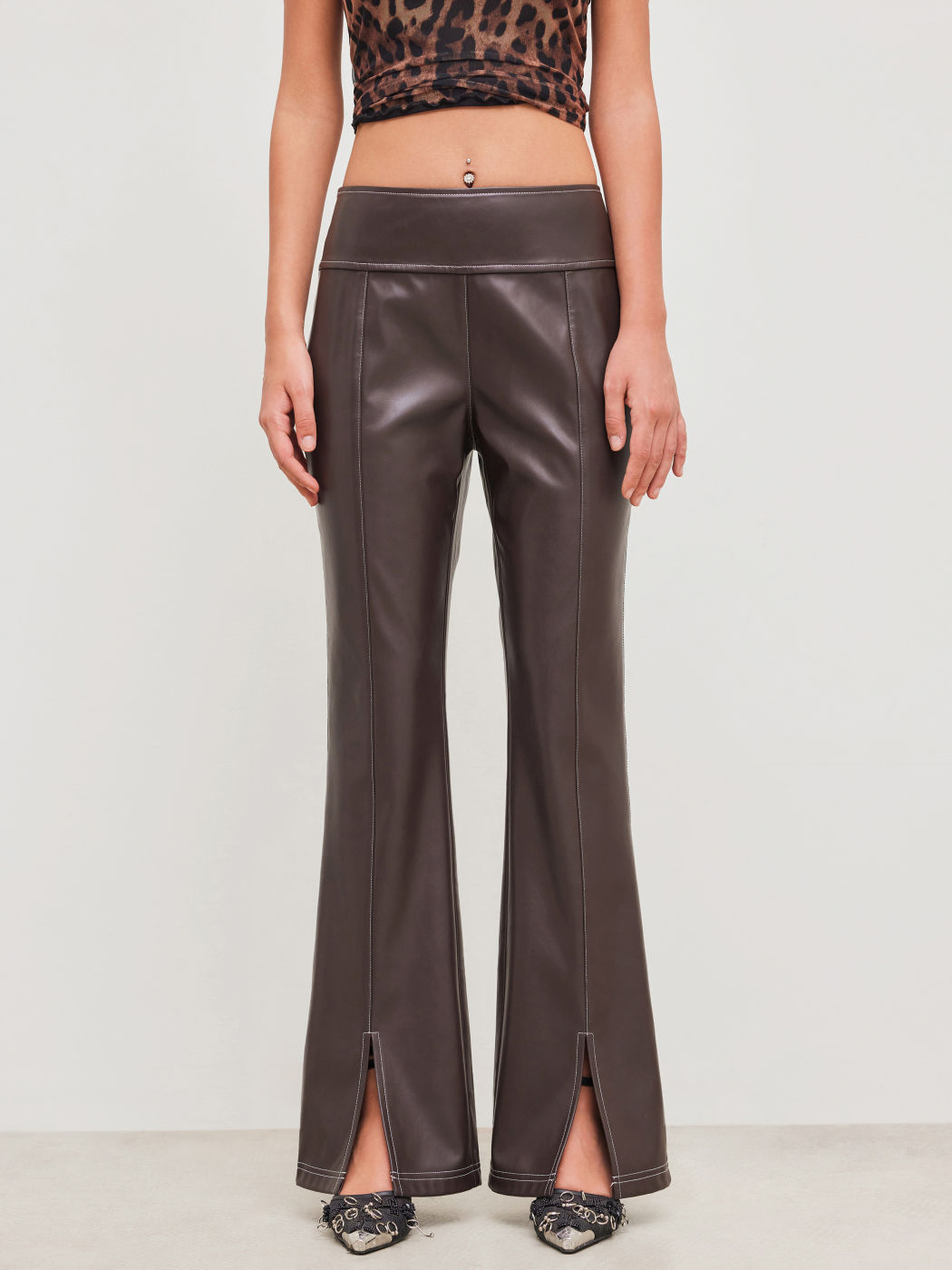 Pantaloni svasati in ecopelle a vita bassa con spacchetti solidi