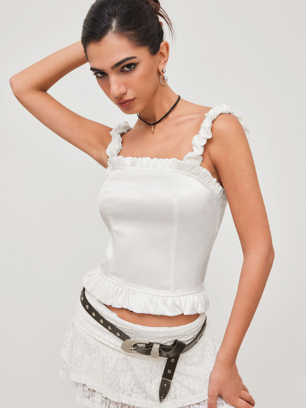 Satin-Crop-Cami-Top mit Salatrand und Rüschen