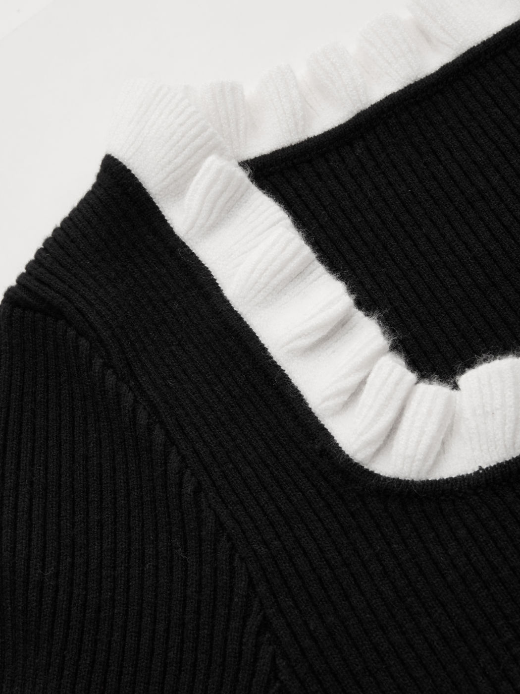 Top a manica lunga in maglia con scollo quadrato e bordatura a contrasto in lattuga