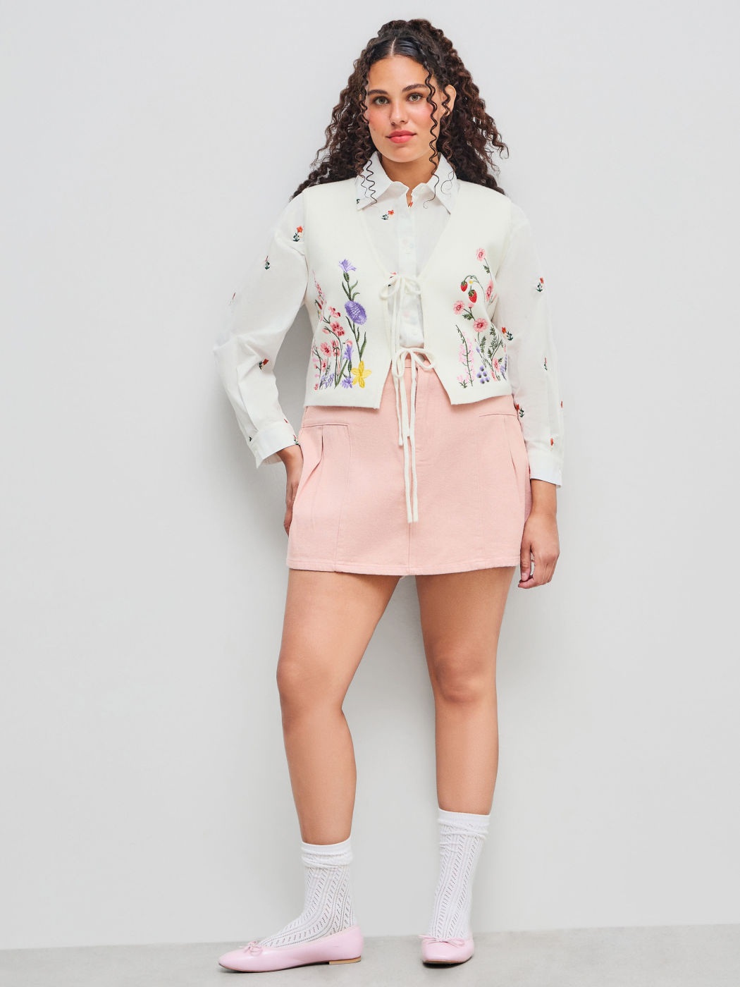 Knit V-neck Floral Embroidery Tie Front Vest Curve & Plus