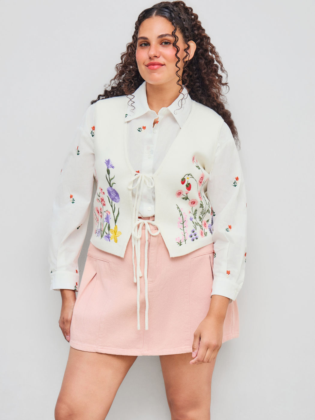 Knit V-neck Floral Embroidery Tie Front Vest Curve & Plus