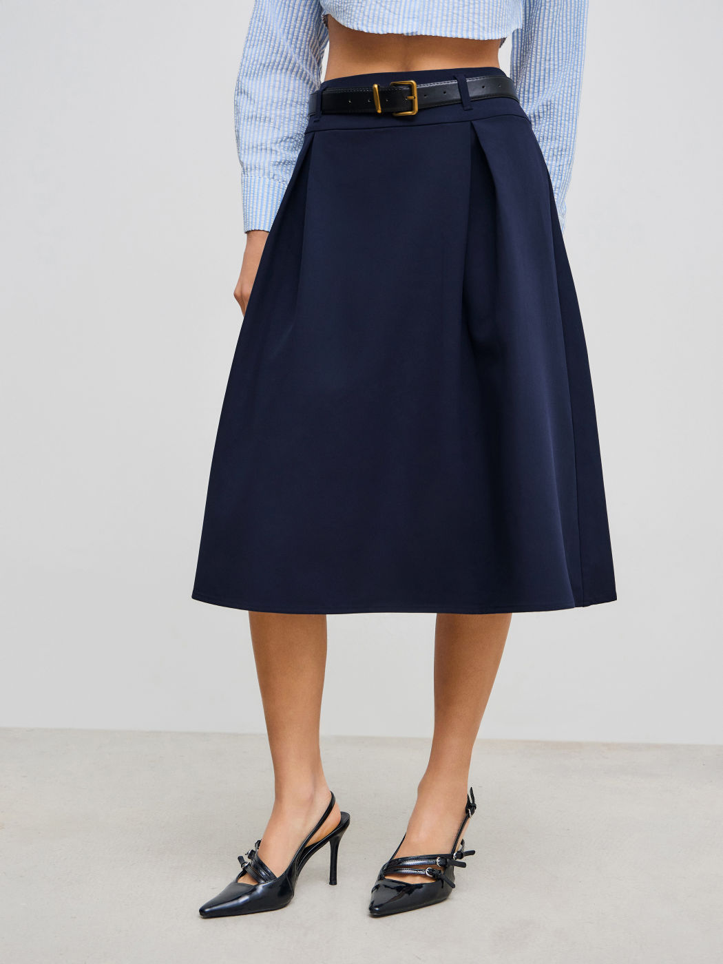 Maxi gonna a pieghe in tinta unita a vita media con cintura