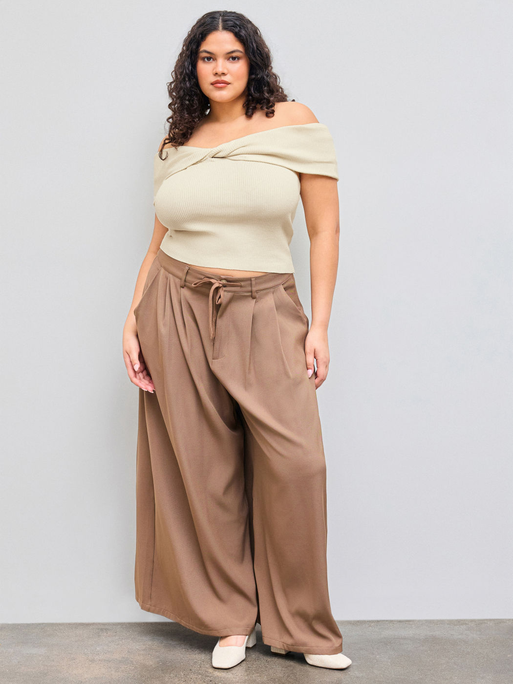 Crop Top a manica corta in maglia off-shoulder a torsione solida Curve & Plus