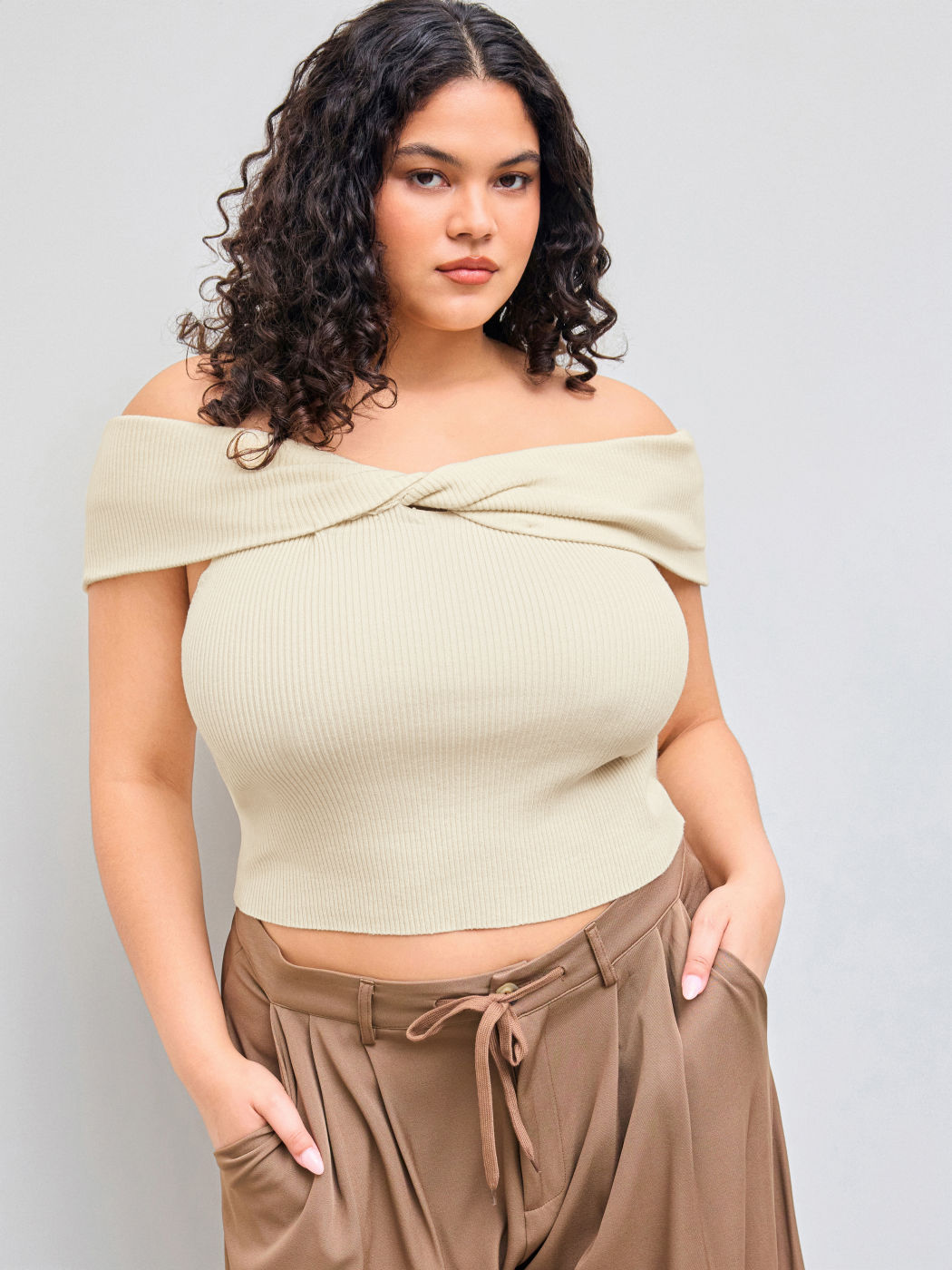 Crop Top a manica corta in maglia off-shoulder a torsione solida Curve & Plus