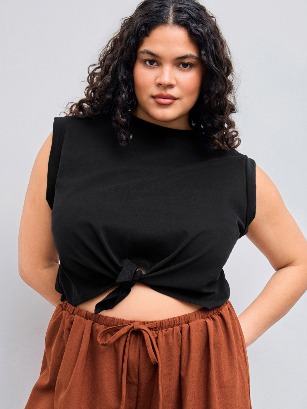 Solido scollo rotondo Twist Crop Top a maniche corte Curve & Plus