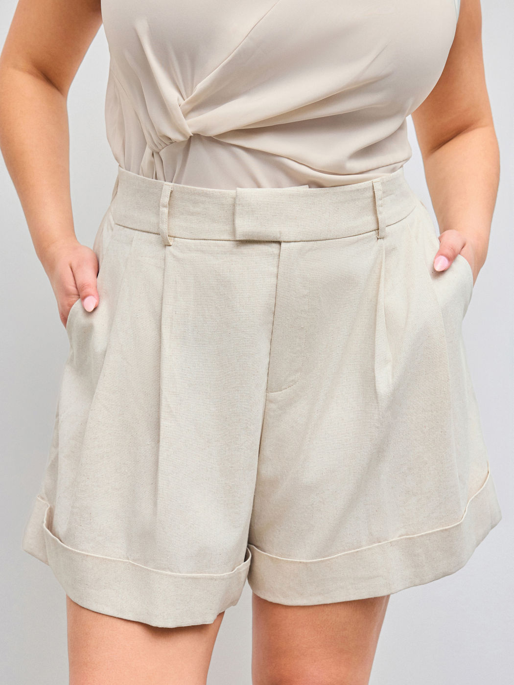 Pantaloncini in misto lino a vita media con tasche solide, orlo arrotolato e vita elastica Curve & Plus