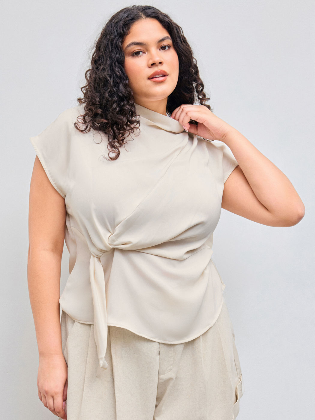 Round Neckline Knotted Ruched Solid Short Sleeve Blouse Curve & Plus