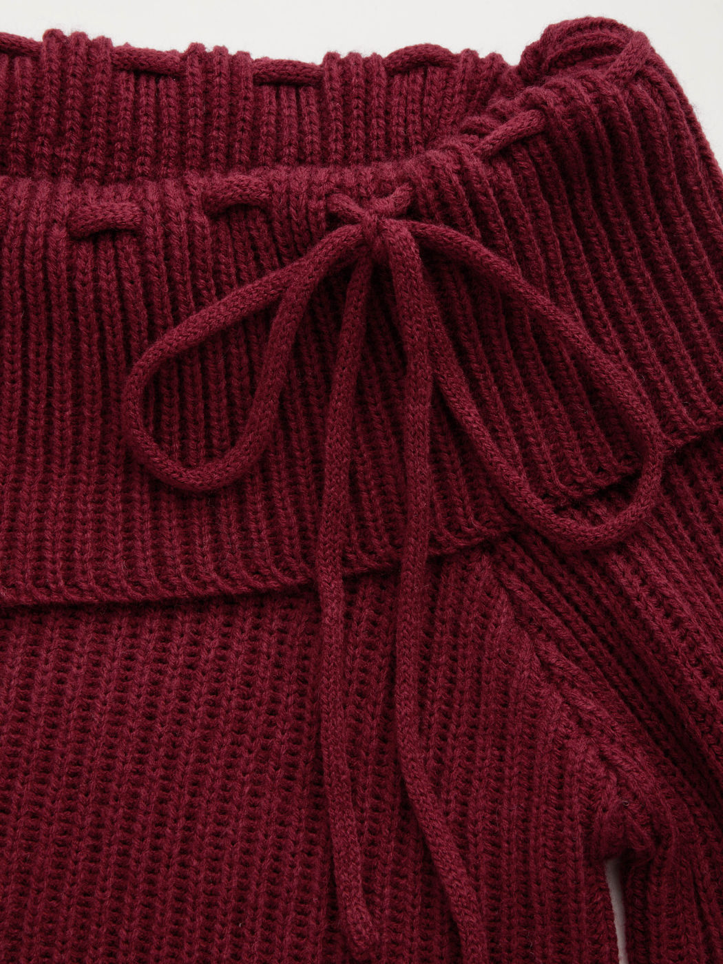 Schulterfreier Strickpullover mit Schleife