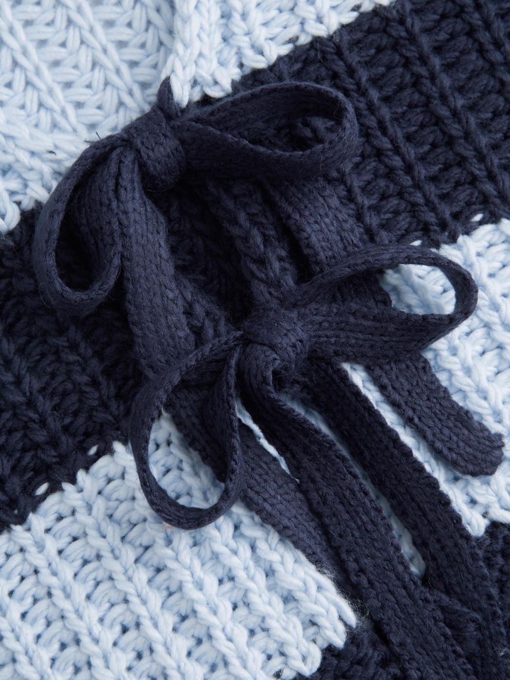Strick-V-Ausschnitt gestreifter Krawattenfront-Cardigan