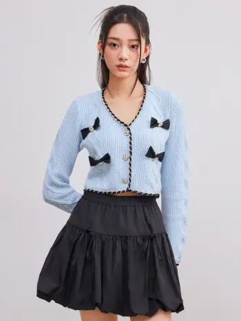 Crop Top in maglia con scollo a V e fiocco a contrasto