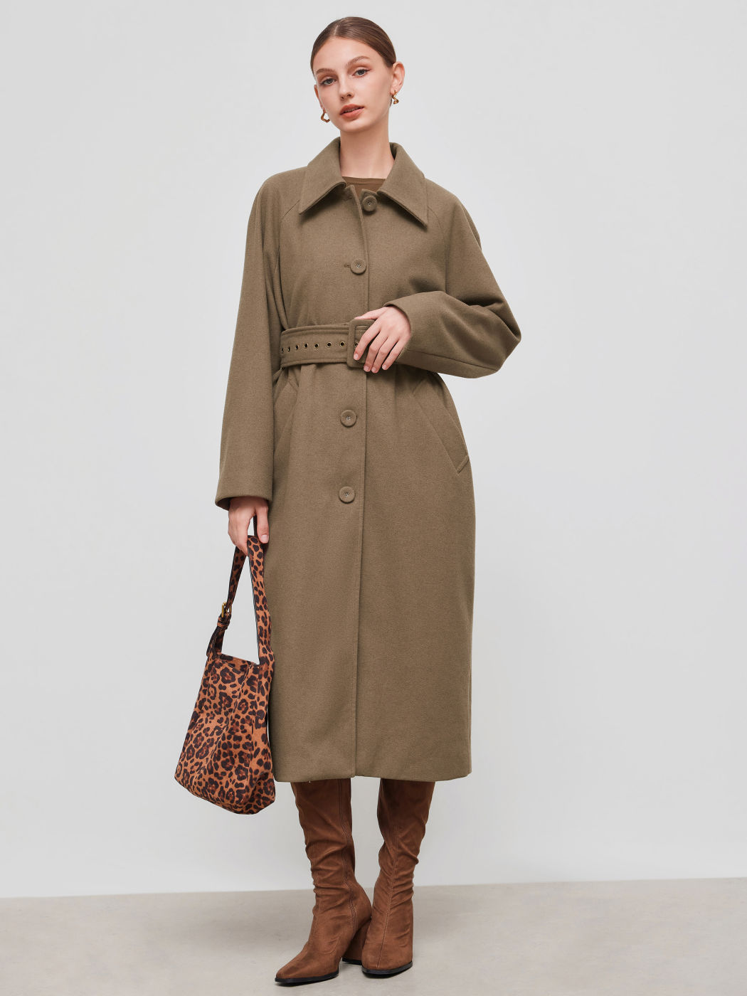Cappotto oversize con colletto e tasca in lana con cintura