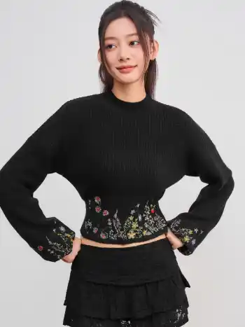 Strick-Crop-Top mit hohem Hals und floraler Stickerei