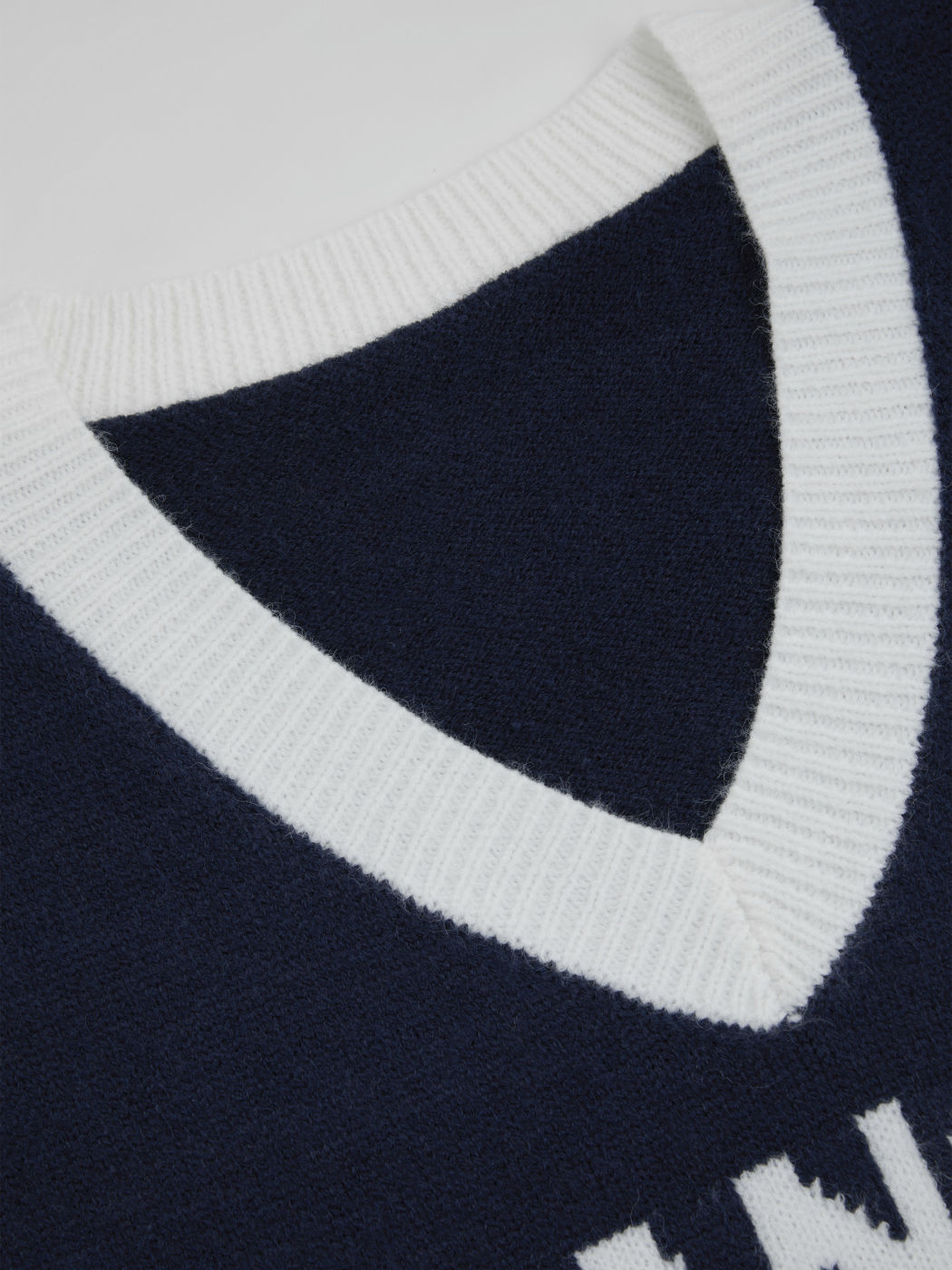 90 Los Angeles - Top a maniche lunghe oversize in maglia con scollo a V e rilegatura a contrasto Curve & Plus