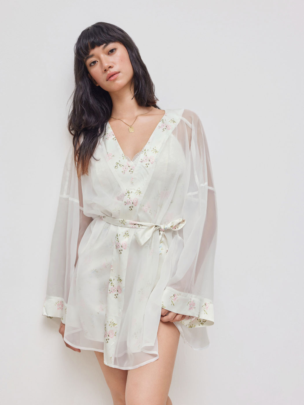 Durchsichtiges Mesh-Robe mit floralem Binding und Gürtel