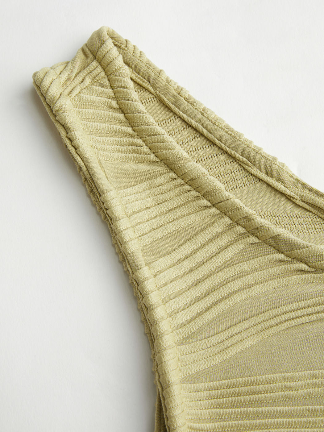 Top e pantaloncini con scollo asimmetrico abbinati
