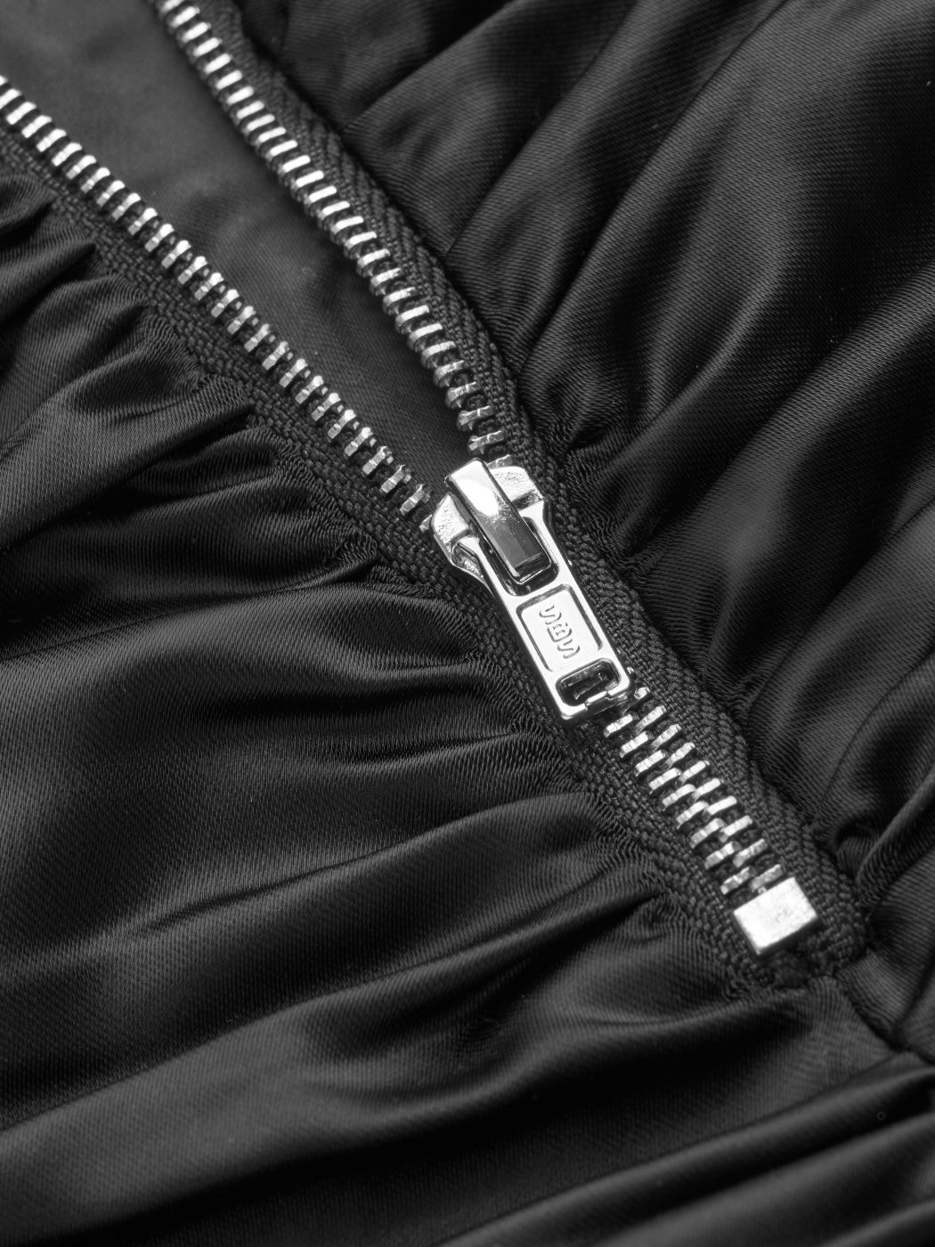 Maxi gonna di raso a vita media con increspature e spacco