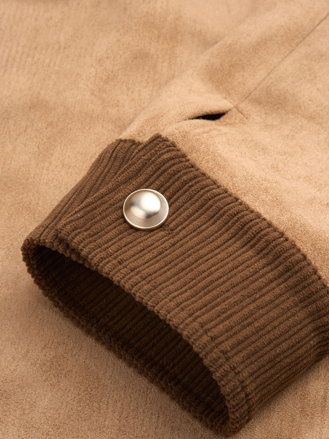 Cappotto oversize con colletto in camoscio e bottoni