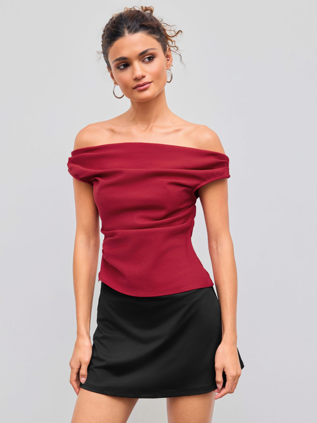 Crop top con cerniera increspata fuori spalla