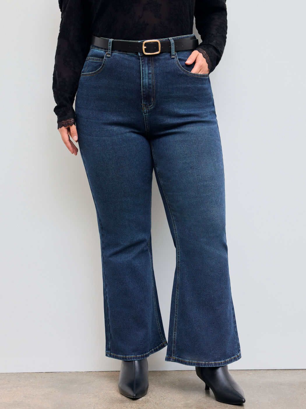 Hochdehnbare Denim Mid Rise Einfarbige Taschen Schlagjeans Mit Gürtel Kurve & Plus