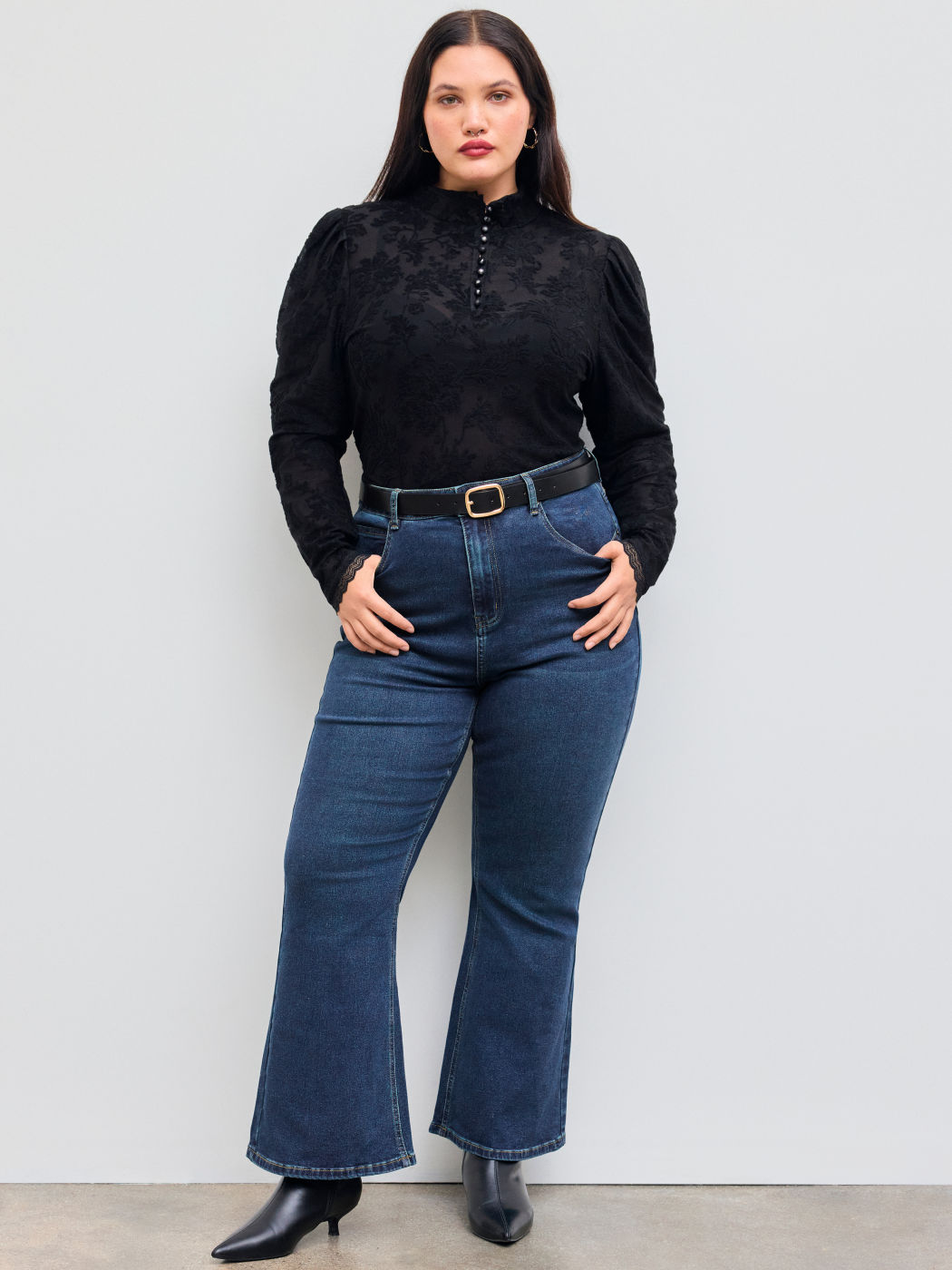 Hochdehnbare Denim Mid Rise Einfarbige Taschen Schlagjeans Mit Gürtel Kurve & Plus