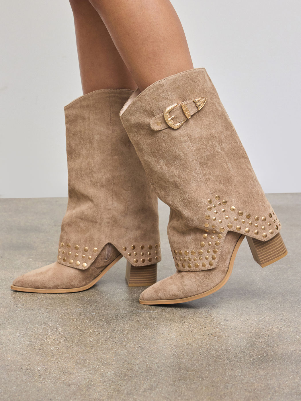 Stiefeletten aus Wildleder mit Nieten