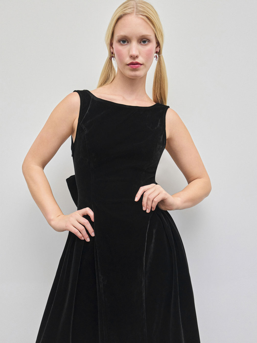 Samt-Midi-Kleid mit Bootshals und Schleife hinten offen