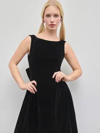 Vestito midi in velluto con scollo a barchetta e nodo a fiocco senza schienale