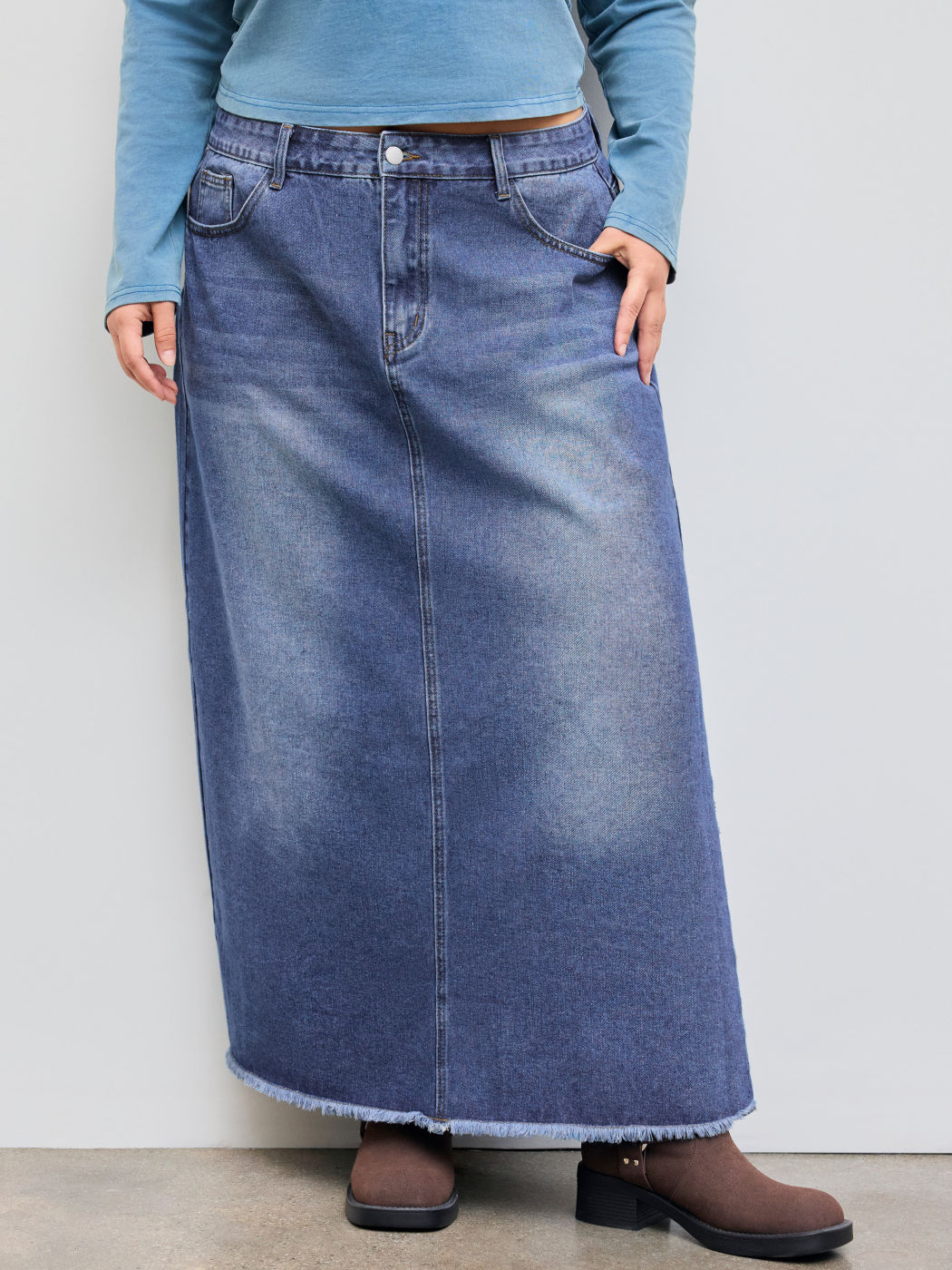 Denim Mid Rise Solid Split Pocket Maxi Skirt Curve & Plus