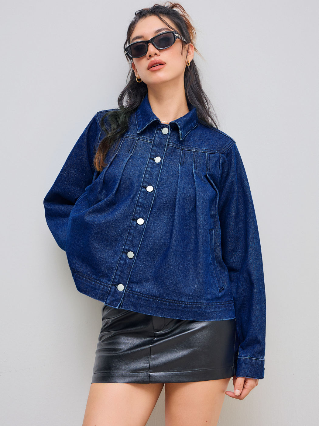 Giacca oversize plissettata con colletto in denim