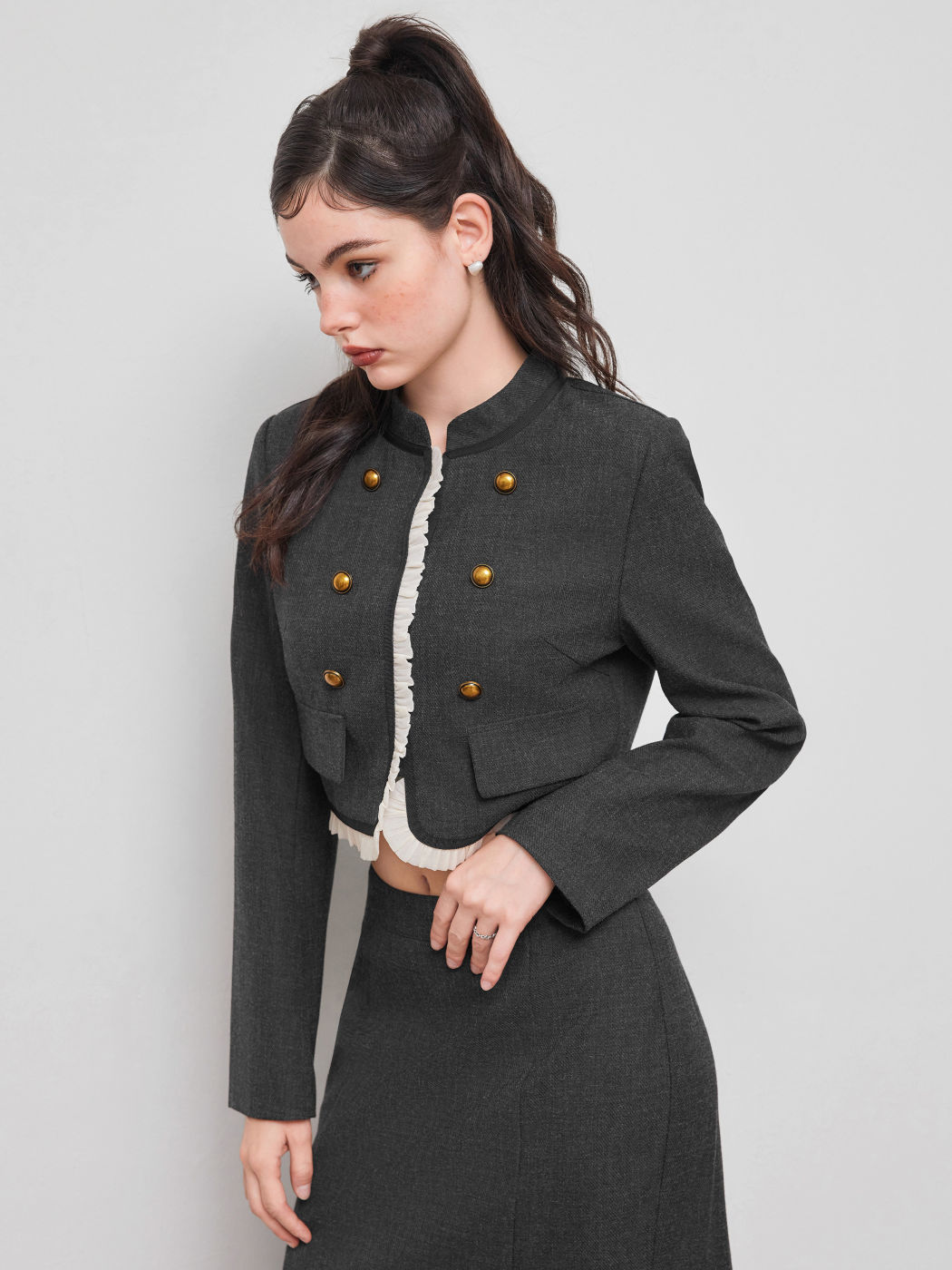 Top cropped in tweed con rilegatura a pieghe a contrasto