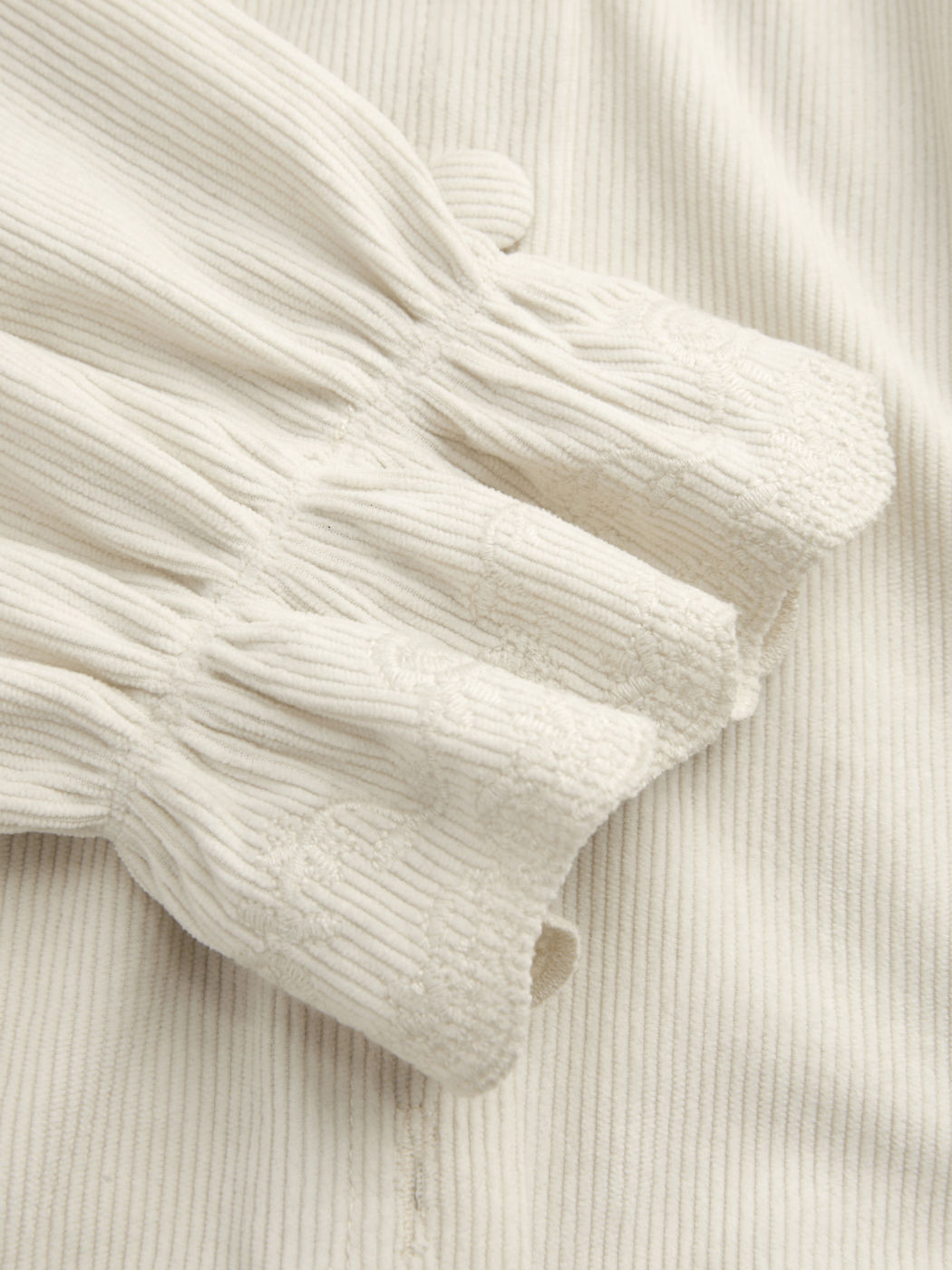 Cord Bluse mit Rüschenbesatz und langen Ärmeln