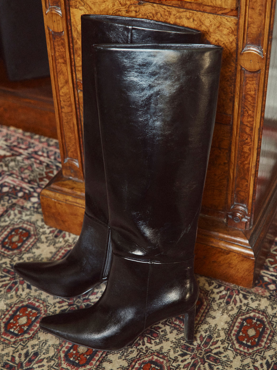 Stiefel bis zur Kniekehle mit spitzen Zehen und massiven Absätzen