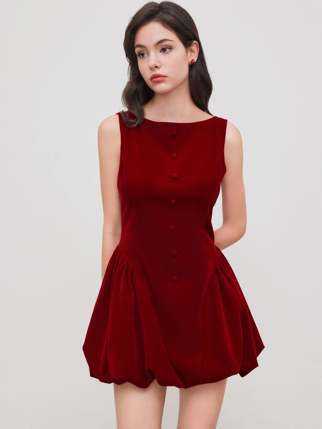 Samtkleid mit Bootshals, Rüschen und Blasenausschnitt