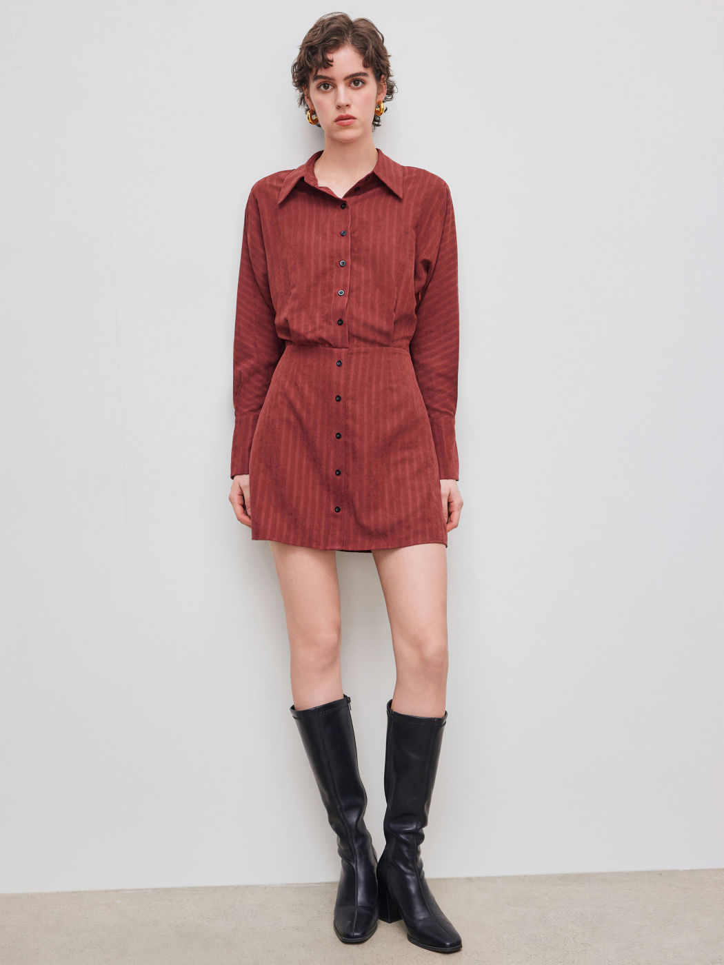 Gestreiftes Minikleid mit Kragen und Taillenzug